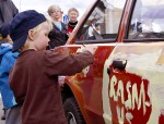 Teatterikoneen Koiratorpan keisari -näytelmän auto sai uuden maalin vuonna 2011. Kuva: Pietari Puranen