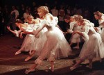 Tanssikoulu Sara kaupunginteatterin terassilla vuonna 1993.   Kuva: Risto Aalto/Keskisuomalainen