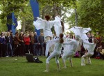 Huoneteatterin Päästä lentoon, acro-balance-esitys Yliopiston portilla vuonna 2002.   Kuva: Matti Salmi/Keskisuomalainen