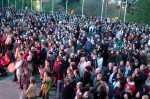 Festivaaliyleisöä Alvarin aukiolla vuonna 2005. Kuva: Antti Pöllänen